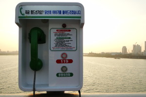 Ein Telefon auf einer Brücke über den Han River. Hotlines sollen (junge) Menschen vom Selbstmord abhalten.